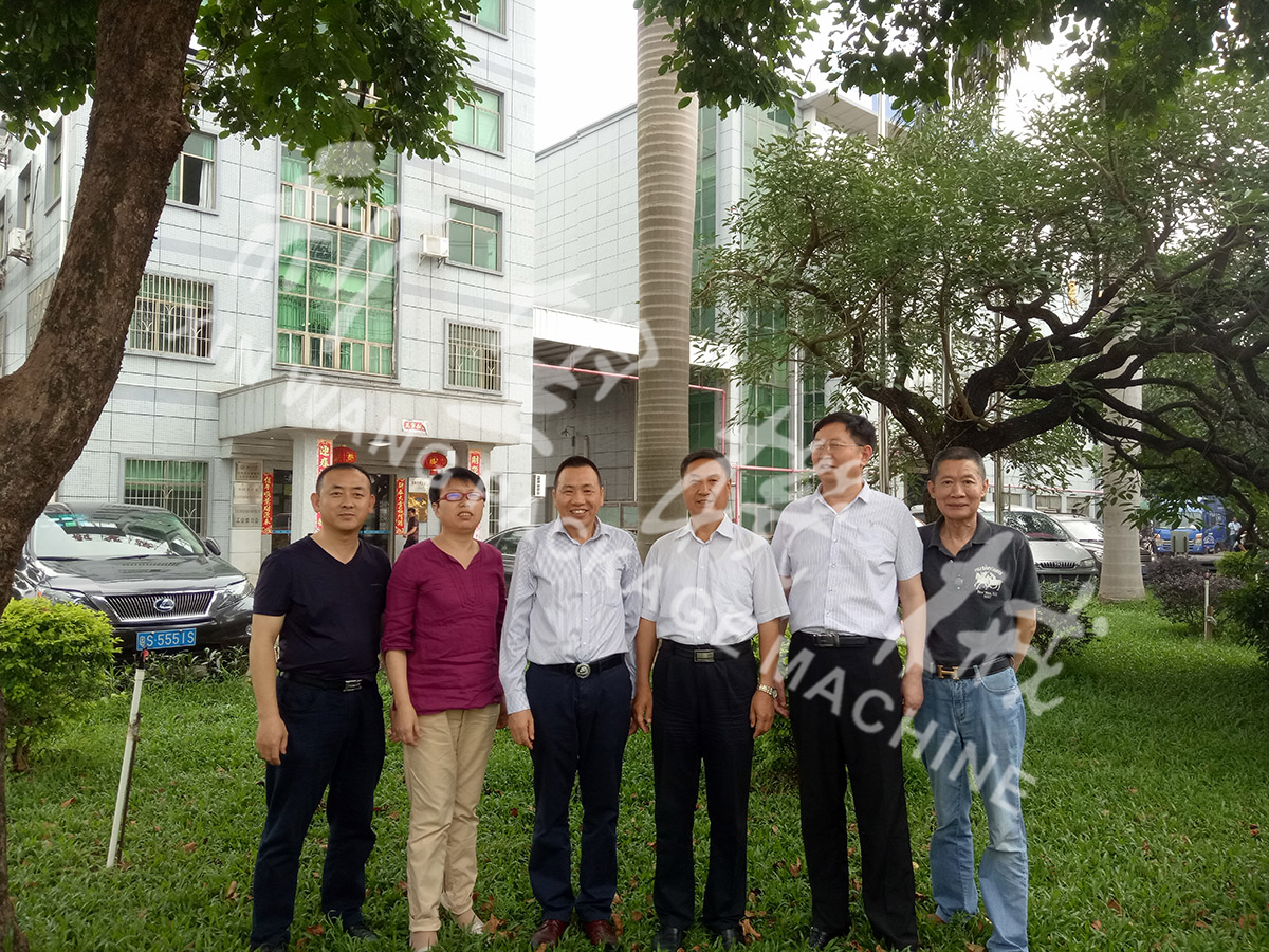 總裝備部劉思剛少將、新華社李建琦博士一行蒞臨新望公司考察指導(dǎo)
