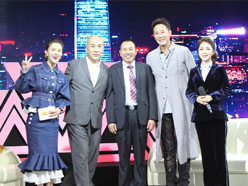 新望董事長(zhǎng)羅永輝與著名歌星劉尊老師、汪正正老師、郭津彤老師、主持人雅琪在北京電視臺(tái)錄制節(jié)目現(xiàn)場(chǎng)親切合影